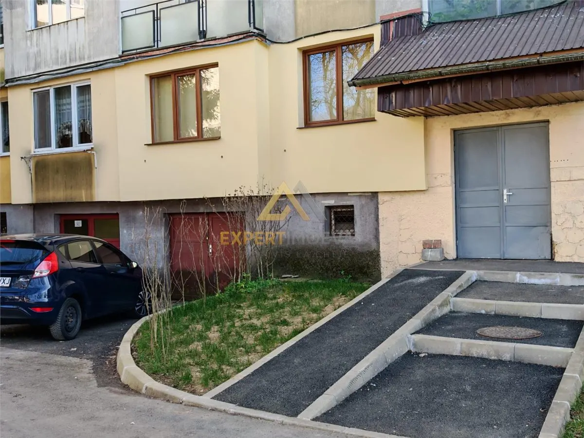 Apartament 3 camere decomandat 70 mp utili si garaj mare sub bloc - foto 11