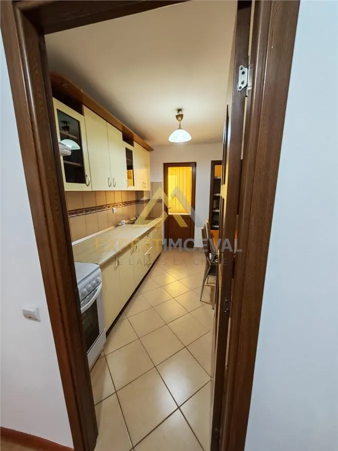 Apartament 3 camere decomandat 70 mp utili si garaj mare sub bloc - foto 3