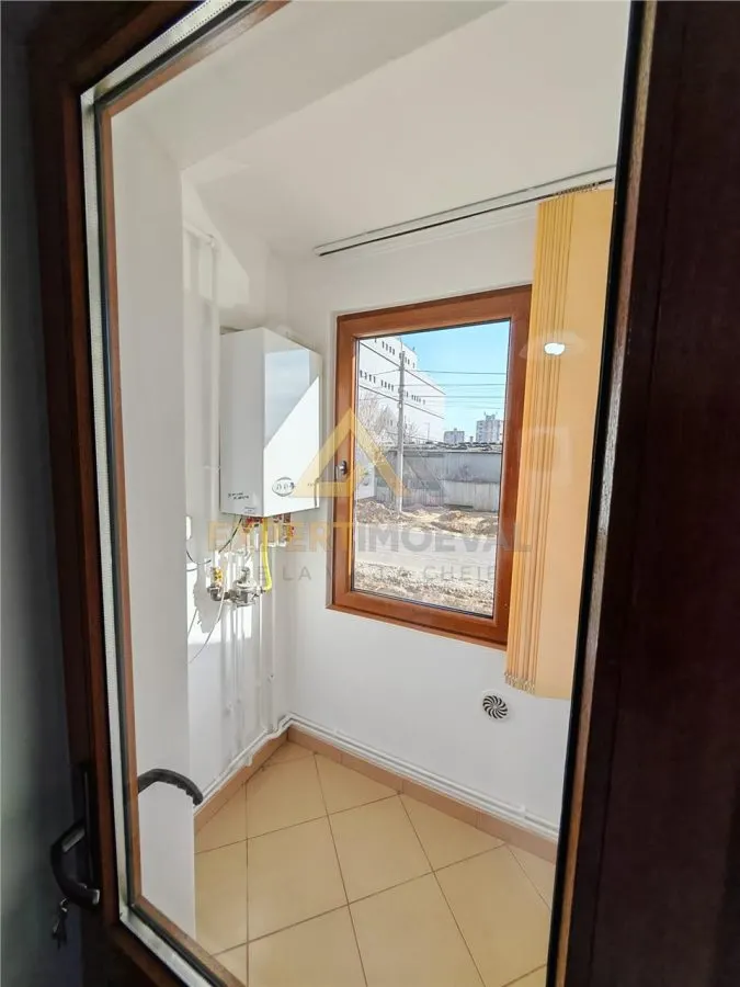 Apartament 3 camere decomandat 70 mp utili si garaj mare sub bloc - foto 4