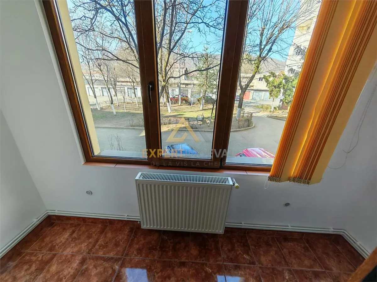 Apartament 3 camere decomandat 70 mp utili si garaj mare sub bloc - foto 5