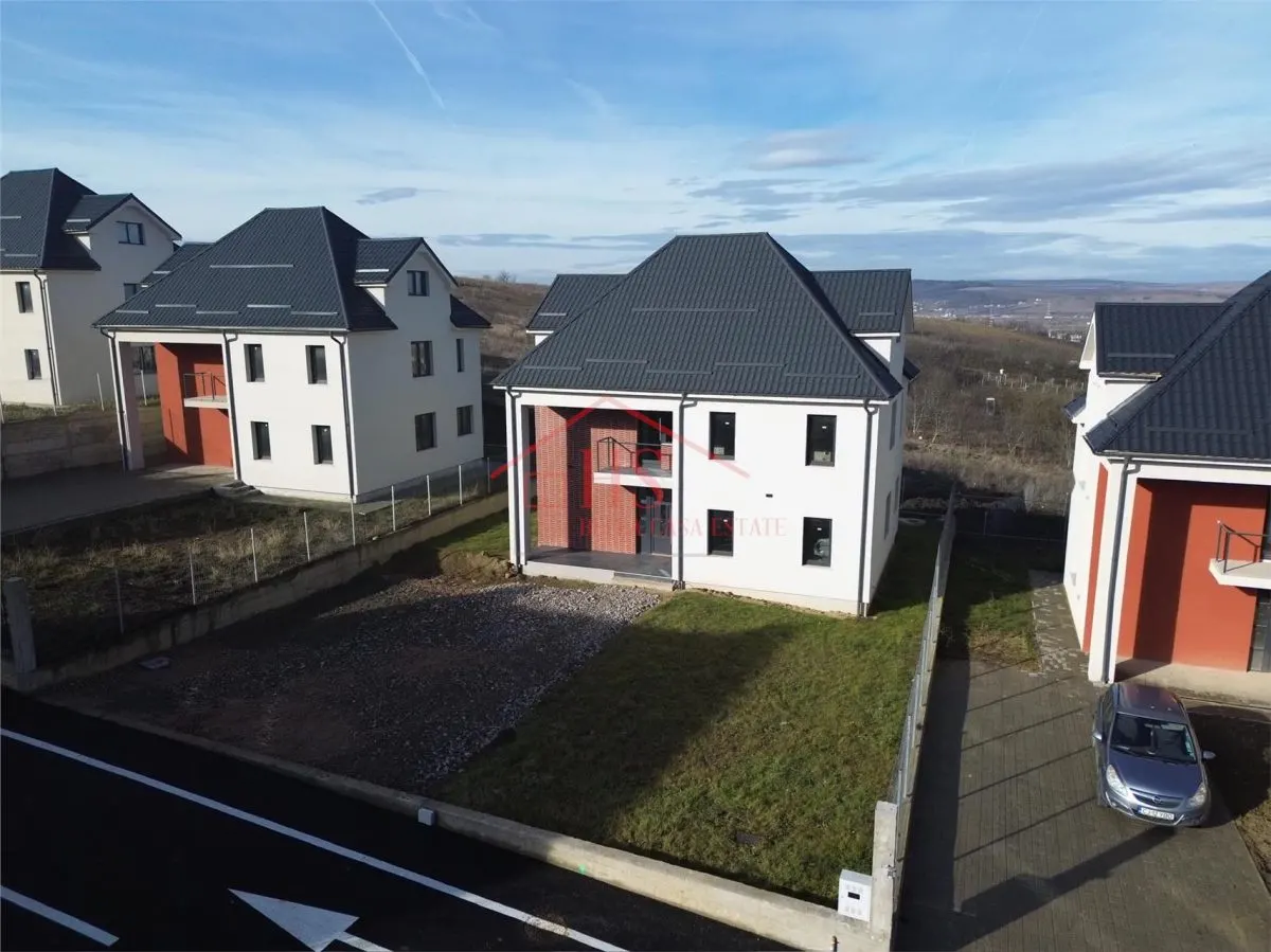 Casa individuala cu 6 camere  la intrare in Dezmir. - foto 1