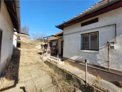 Proprietate cu teren mare 1079 mp, utilitati, ideal investitie – Livezeni - foto 2