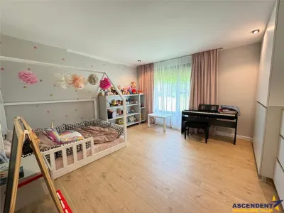 FILM & Tur LIVE!Vila cu arhitectura selecta,intr- o eleganta oaza de liniste - foto 19