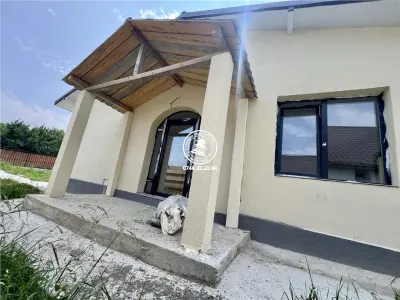 Casa cu 4 camere si 400mp de teren in Voinesti - foto 6