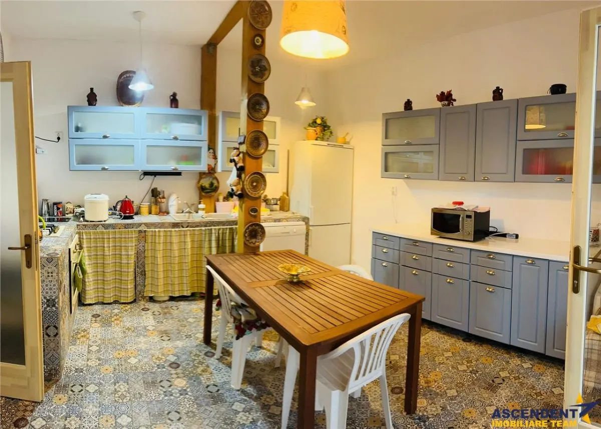 Corp de casa interbelica, deosebit mobilat si utilat , + pod, Centrul Istoric, Brasov - foto 2