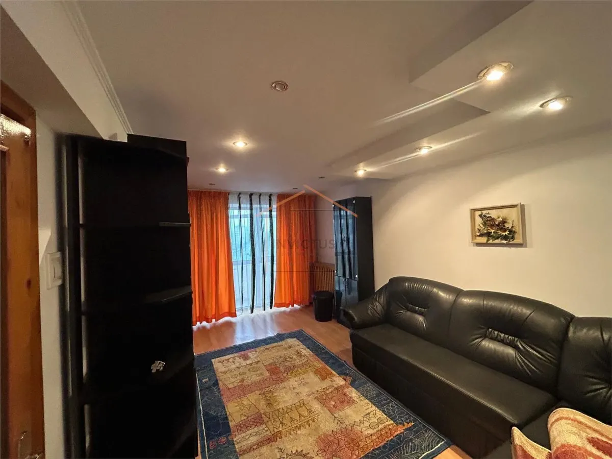 Apartament 3 camere de închiriat - foto 1