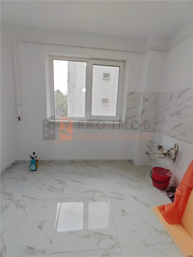 Apartament 3 camere cf 1 semidecomandat zona Micro 3 - foto 4