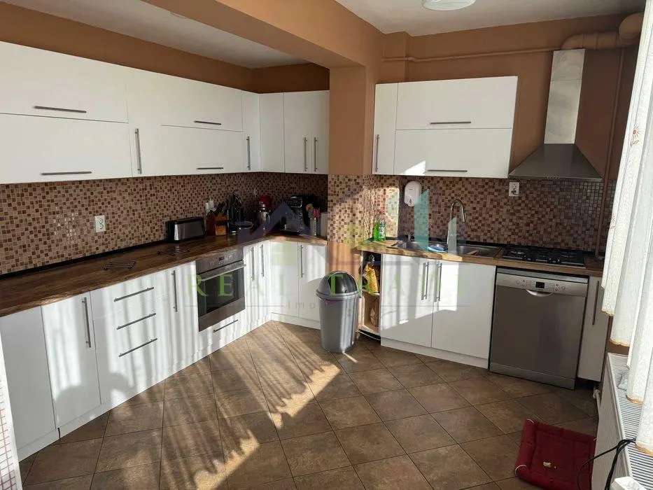 Apartament 3 camere decomandat suprafata mare - foto 1