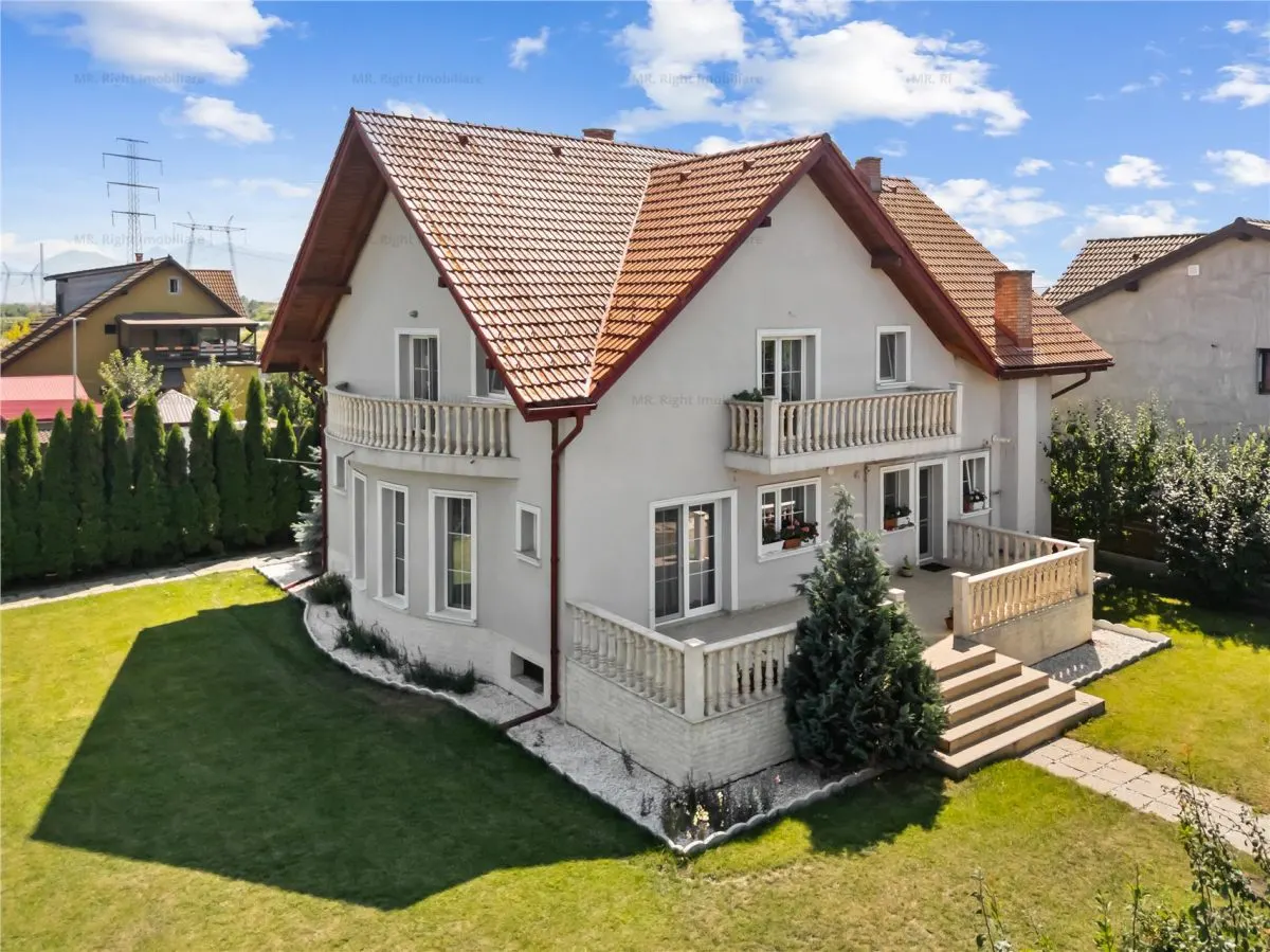 Vila / Casa superba cu 5 camere zona | 1032 mp teren |  Sanpetru Brasov - foto 1
