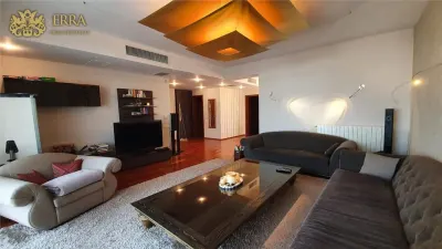Apartament spatios, 5 dormitoare, 2 living, 2 bucatarii. Garaj. - Bucuresti