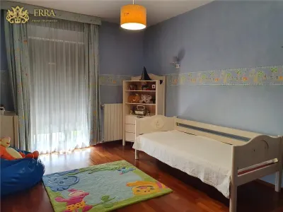 Apartament spatios, 5 dormitoare, 2 living, 2 bucatarii. Garaj. - foto 10