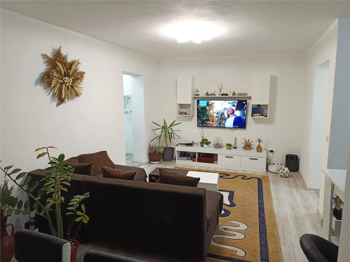 Apartament 2 camere in zona centrala Moldova Noua, langa piata - foto 2