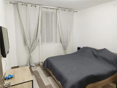 Apartament 2 camere in zona centrala Moldova Noua, langa piata - foto 11