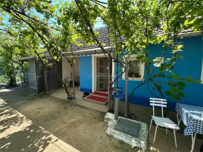 Casa Cocheta, Locuibila imediat,  cu Gradina si Curte,1500mp., Com.Birda. - Birda