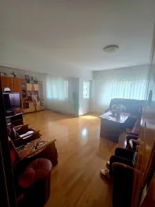 Apartament 3 camere, 2 bai, 2 balcoane, etaj intermediar zona Noua - Brasov