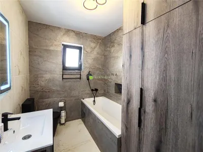 Casa moderna,  singura in curte - Izvor - foto 24