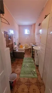 Casa solidă și spațioasă în centrul orașului Livada - foto 17