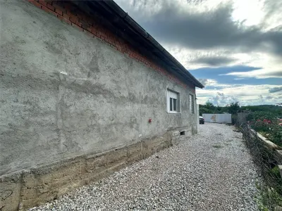 CASA SOLIDA CU TEREN SI CURTE,  BOCSA VASIOVA. COMISION ZERO - foto 4