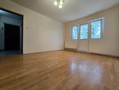 Apartament 2 camere, Mircea cel Batran, etaj 2, centrala proprie, fara risc seismic - Iasi