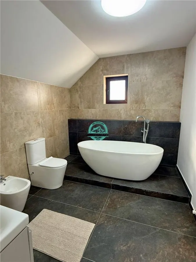 Casa cu 4 camere de inchiriat de 198 mp, moderna, Sancraiu de Mures - foto 8