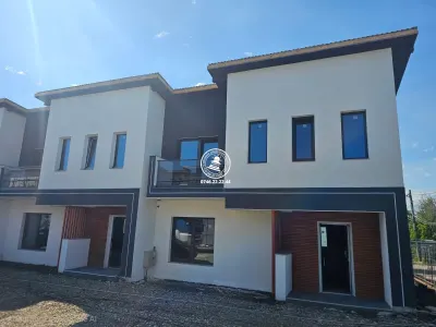 Case insiruite , 4 camere , P+1E - central in Valea Lupului - Iasi