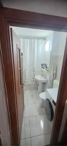 Apartament 3 camere, Florilor,2 gr .sanitare,renovat,140000 Euro neg - foto 8