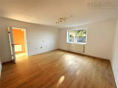 Apartament in casa 2 camere cu gradina si garaj - Central - foto 4