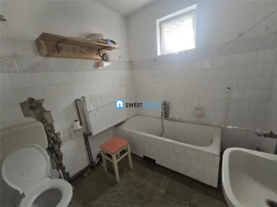 Casa cu trei camere in zona centrala teren generos - foto 12