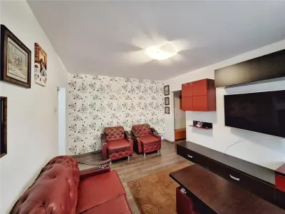 Apartament 3 camere semidecomandat zona Milcov - foto 2