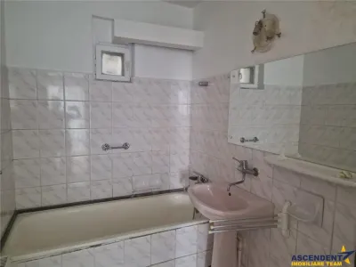 Apartament 3 camere, 90 mp, Centrul Civic Brasov, potential de renovare. - foto 4