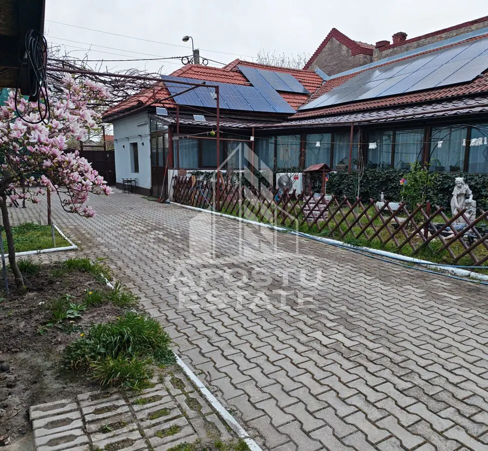 Casa individuala de vanzare, cu 4 camere si 2 garaje, zona Lipovei - foto 2