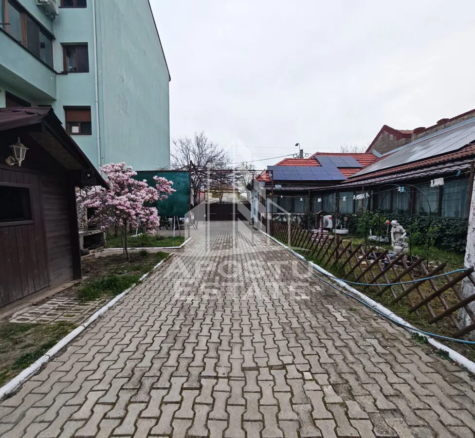 Casa individuala de vanzare, cu 4 camere si 2 garaje, zona Lipovei - foto 6