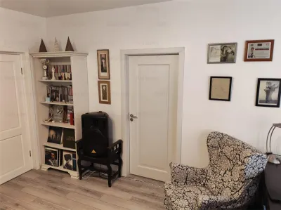 Vânzare apartament 3 camere | Foisorul de Foc | bloc 1942 fara risc si urgenta | refăcut | etaj 1/ P+1E+Pod | 70mp utili | stradal | renovat | liber | - foto 10