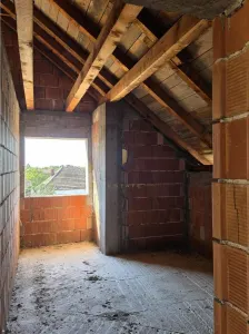 Casa parter si etaj la rosu ,Recas - foto 3