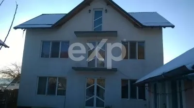 Casă spațioasă cu teren de 2.500 mp în Valea Mărului - Budeasa