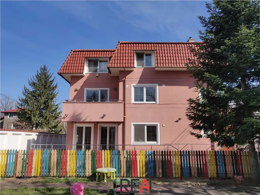 Vila de vanzare pretabila pentru rezidenta/birouri/gradinita - foto 2