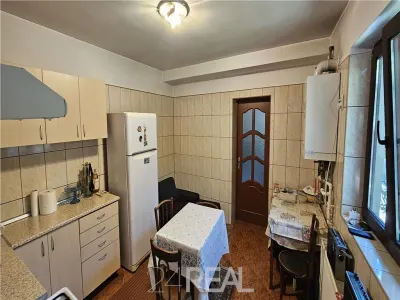 De vanzare - casa si curte mare in zona Metroului Republica - foto 13