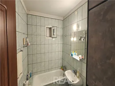 De vanzare - casa si curte mare in zona Metroului Republica - foto 9
