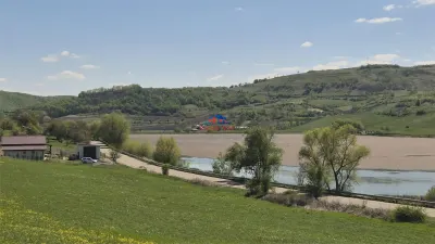 Teren pe malul lacului in jud Bacau la 60 min de Onesti Are certificat de urbanism - foto 3