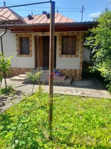 Casa de vanzare in Sanduleni, toate utilitatile, teren 1100 mp. - foto 2