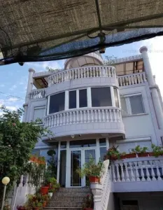 Vila D+P+1+M, zona Centrala, 720mp construiti, pretabila pentru 3 familii - foto 2
