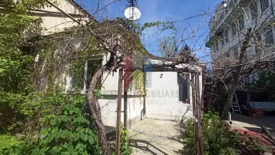 Casa centru istoric doua corpuri cladire 3 camere - Braila