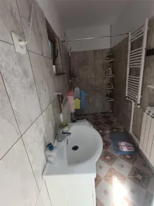 Casa Chercea, doua corpuri cladire, 3 camere, suprafata 256 mp - foto 9