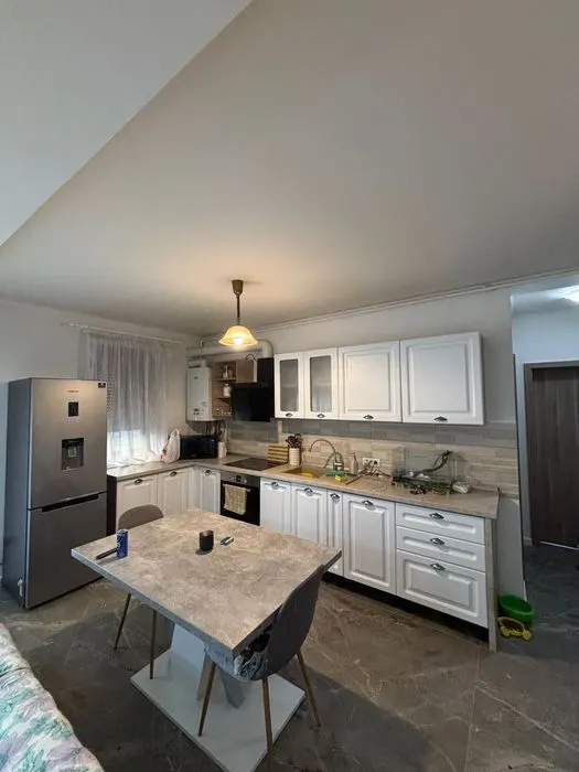 Vand apartament cu 2 camere+curte - foto 1