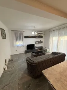 Vand apartament cu 2 camere+curte - foto 2