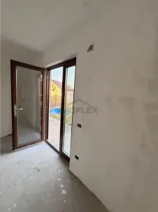 Vilă în Pătrăuți + 8400mp teren - foto 13