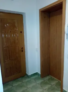 Dau in chirie ap.3 camere , decomandat , etaj 3 , parcare , centru , str.Traian Mosoiu - foto 2