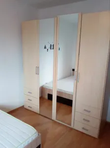 Dau in chirie ap.3 camere , decomandat , etaj 3 , parcare , centru , str.Traian Mosoiu - foto 4