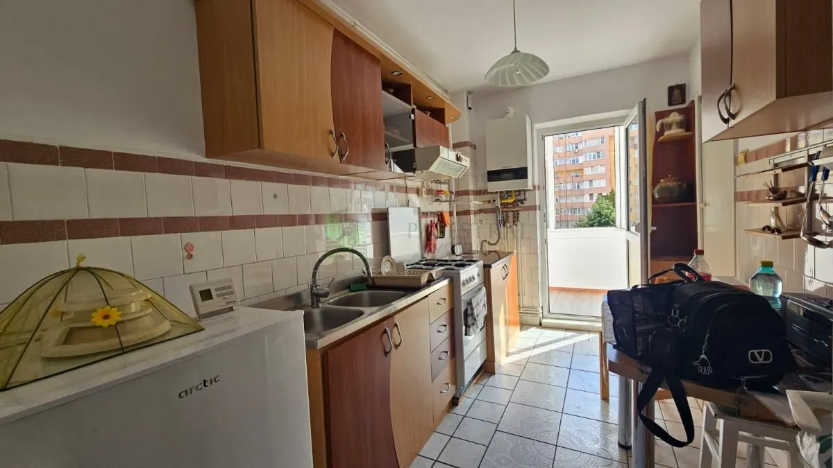 Apartament 3 camere  zona Judetean,  decomandat , mobilat-utilat,500 Euro - foto 5