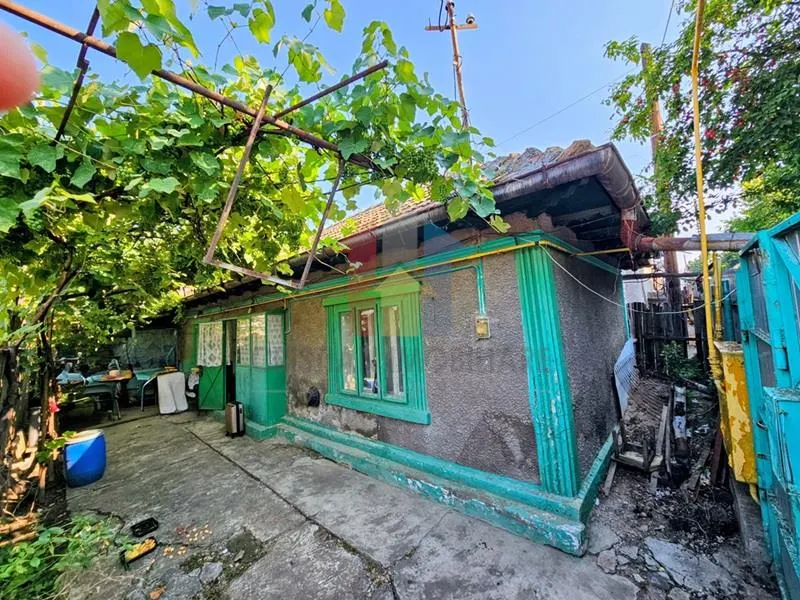 Teren 246 mp casa batraneasca, zona spital Judetean - Buzaului Radu Negru - foto 1